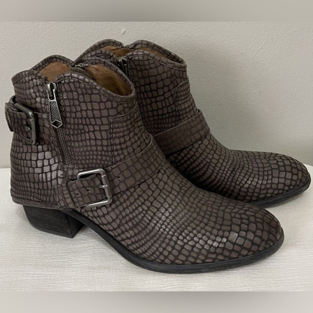 DONALD PLINER Sz 8.5 Dalis Stacked Heel Embossed Back Hooded Almond Toe Boots
